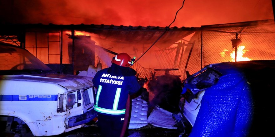 40 Yıllık Emek Alevlere Teslim Oldu