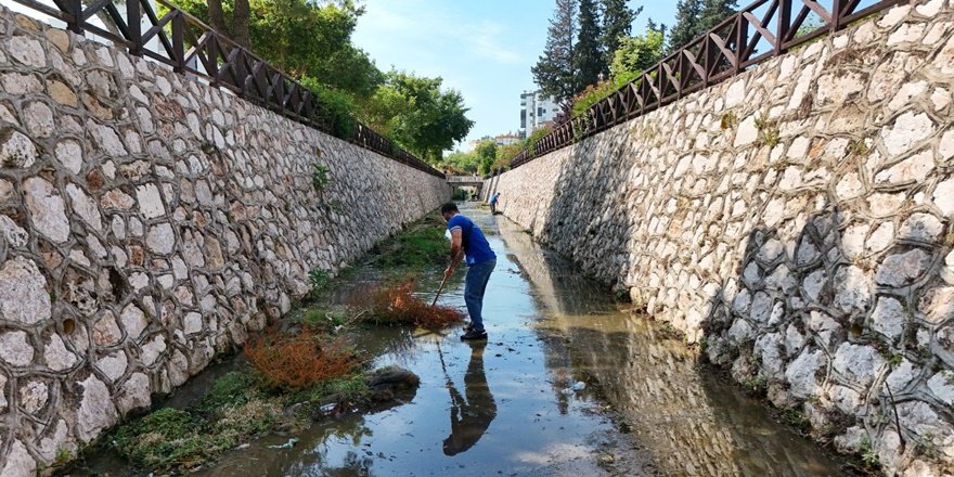 ASAT'tan Konyaaltı'nda taşkına karşı kanal temizliği