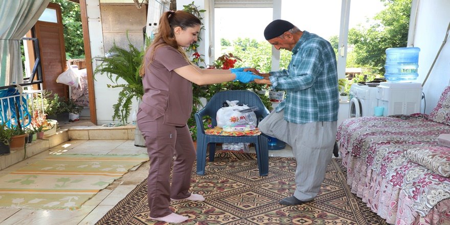 Aksu’da gönül belediyeciliği kapı kapı hizmete dönüştü