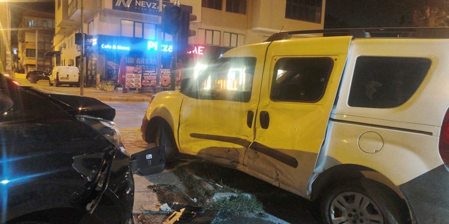Antalya'da Kavşakta Korkutan Kaza: 3 Kişi Yaralandı