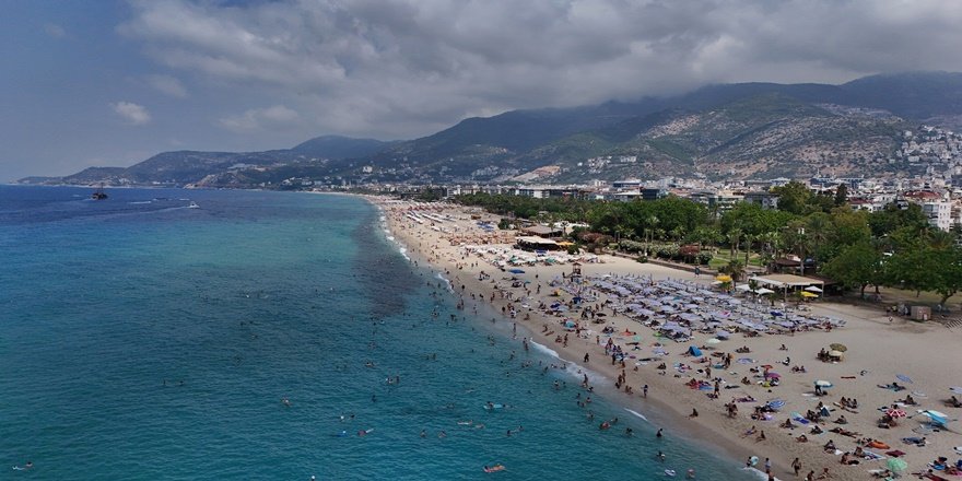 Alanya sahilleri sıcak havayla dolup taştı