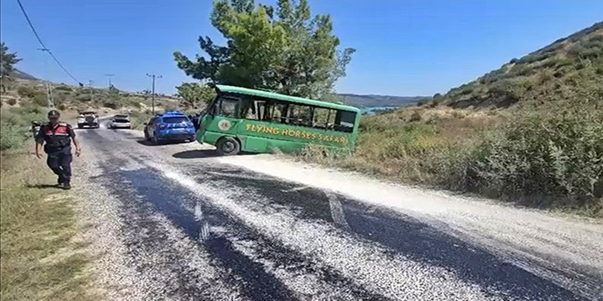 Manavgat’ta sıcak asfalt safari aracını yoldan çıkardı: 2 yaralı