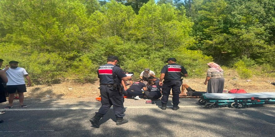 Manavgat’ta botlar devrildi: 3 yaralı, 1’i ağır