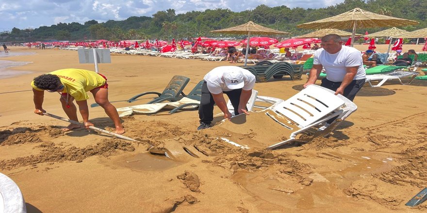 Alanya’da dev dalgalar şezlongları kuma gömdü