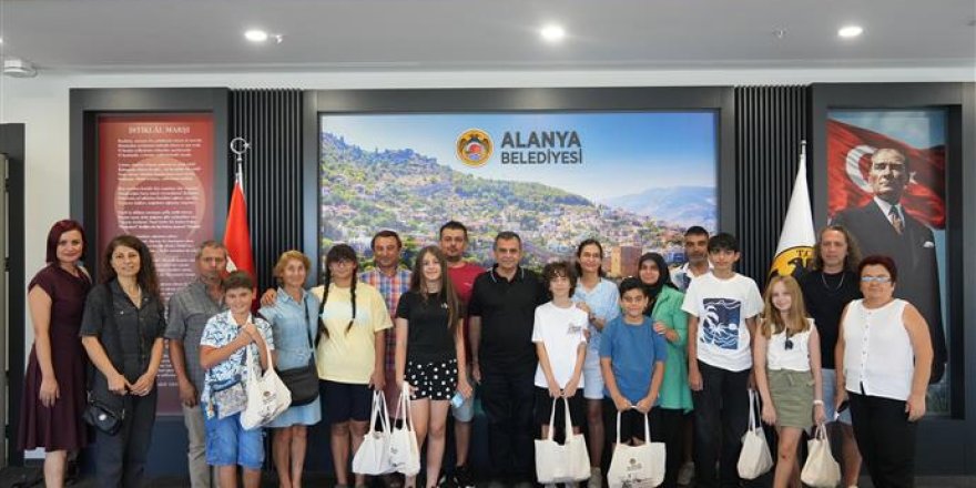 Yaz kampından dönen öğrencilerden anlamlı ziyaret