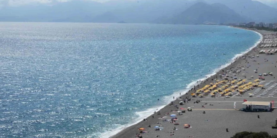 Antalya'da Rüzgara Rağmen Denize Girildi