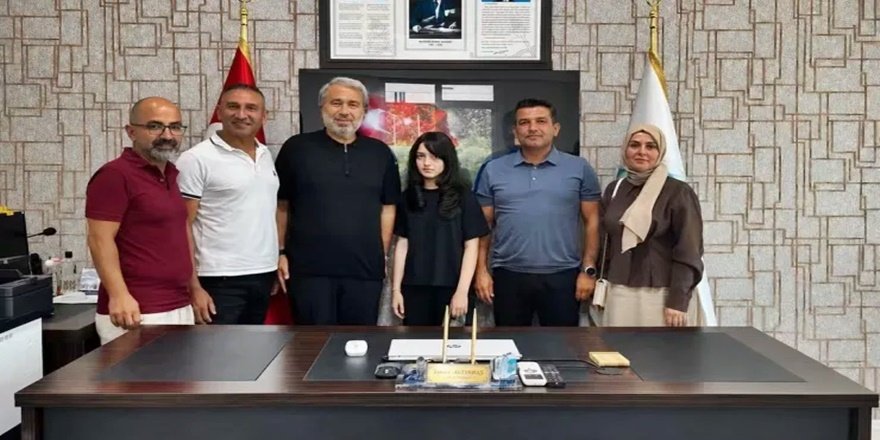 Tahir Tuluk Aylar Sonra Ortaya Çıktı, Şampiyonu Kutladı