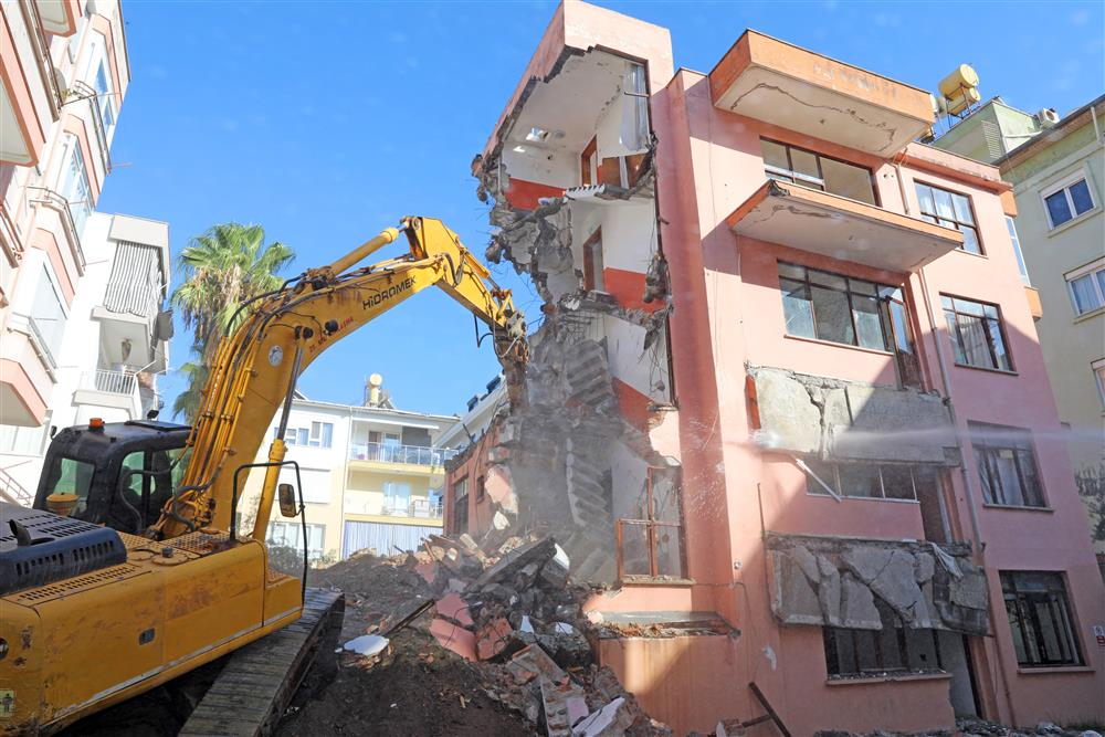 Alanya'da Metruk Bina Yıkımı Gerçekleşti