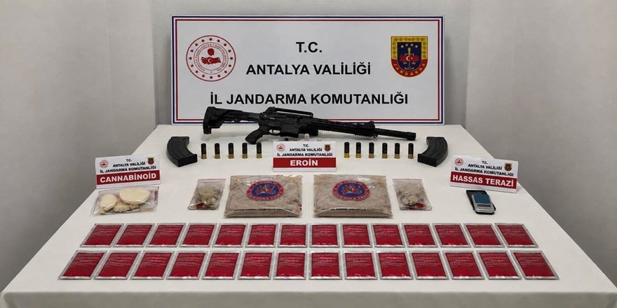 Antalya’da ev baskınında uyuşturucu alarmı