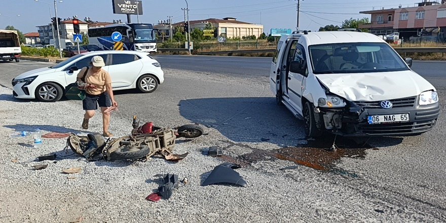 Manavgat’ta motosiklet kazası kamerada: 2 yaralı