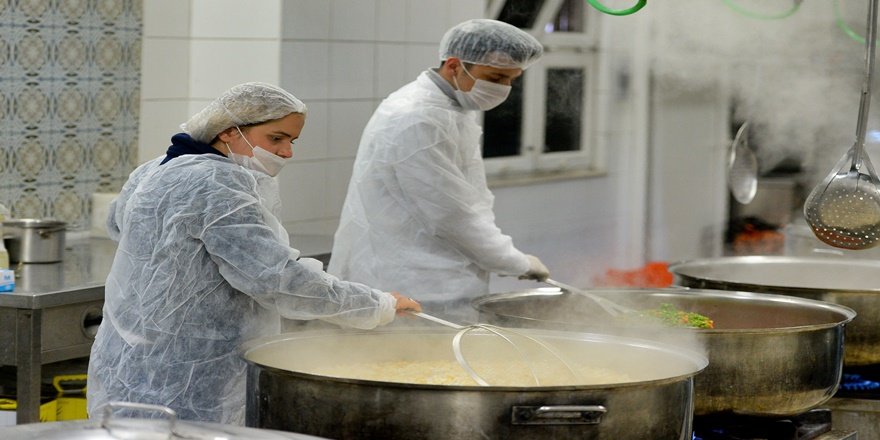 Muratpaşa’da ihtiyaç sahiplerinin sofrasına sıcak yemek
