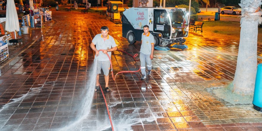 Alanya'nın Vitrini İskele'de Gece Boyu Temizlik Mesaisi