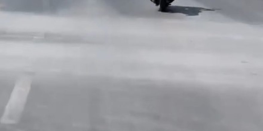 Alanya’da motosikletlinin tehlikeli hareketleri kamerada