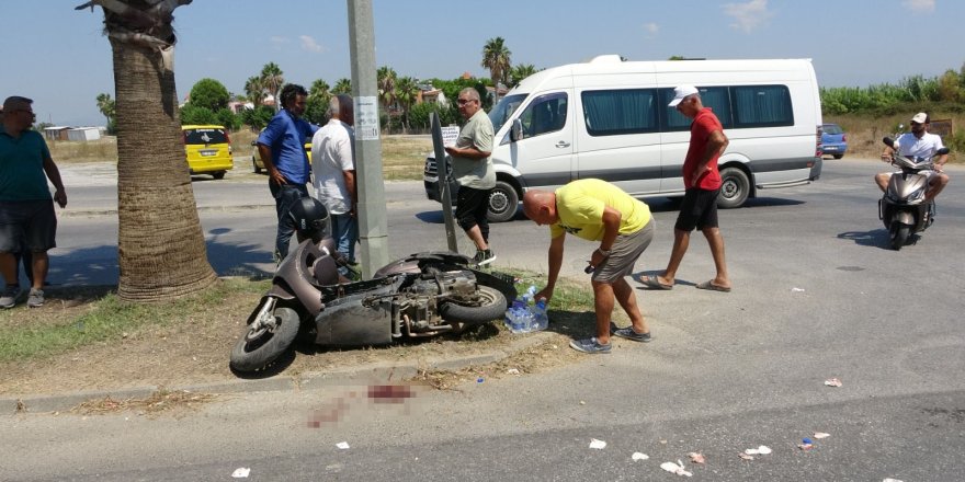 Manavgat’ta tur minibüsü motosikletle çarpıştı: 1 ağır yaralı
