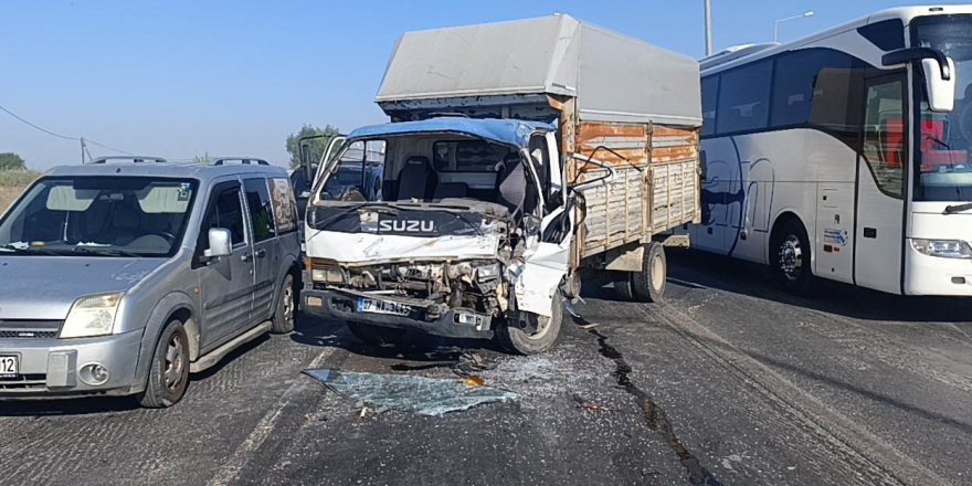 Manavgat D-400'te kamyon kazası: 5 km'lik kuyruk