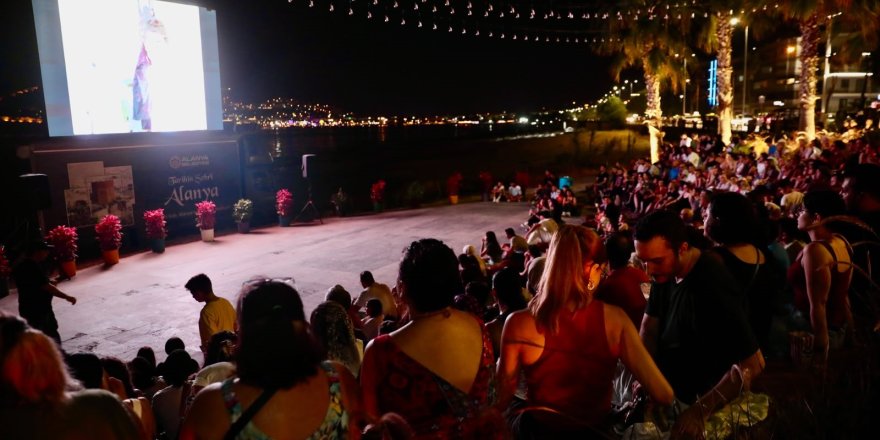 Alanya'da Yeşilçam geceleri 'Neşeli Günler' ile başladı