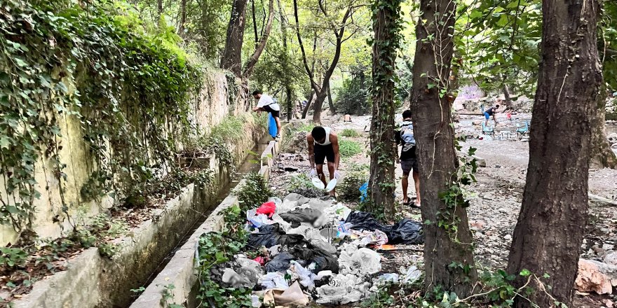 Alanya'da iki arkadaş Obaçayı'nı çöplerden temizledi