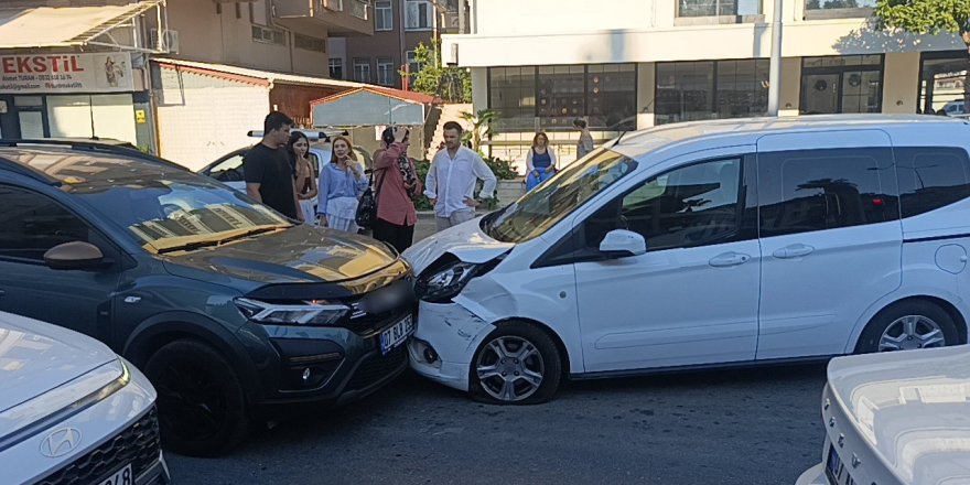 Manavgat'ta zincirleme kaza: 3 araç çarpıştı