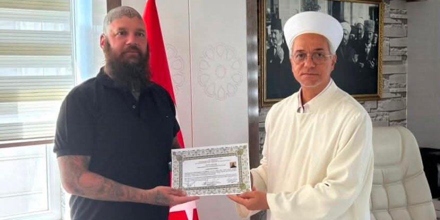 Manavgat’ta Kur’an’dan etkilenen Macar turist Müslüman oldu