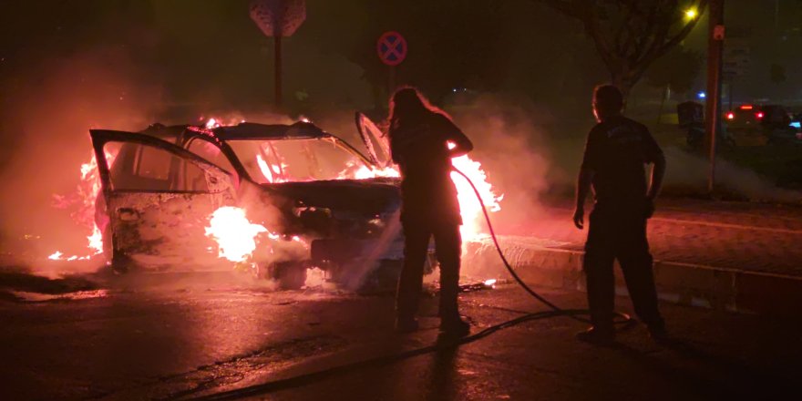 Kepez’te alev topuna dönen otomobile kadın itfaiyeci müdahalesi