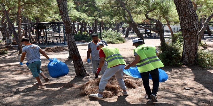 Manavgat’ta hükümlüler sahilde çevre temizliği yaptı