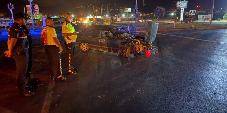 Gazipaşa’da alkollü sürücü kaza yaptı: 2 yaralı