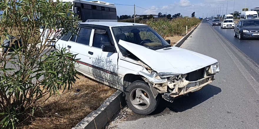 Manavgat’ta otomobil refüjde asılı kaldı: 3 kişi kurtuldu