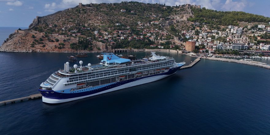 Alanya’ya dev kruvaziyerle 1.765 turist geldi