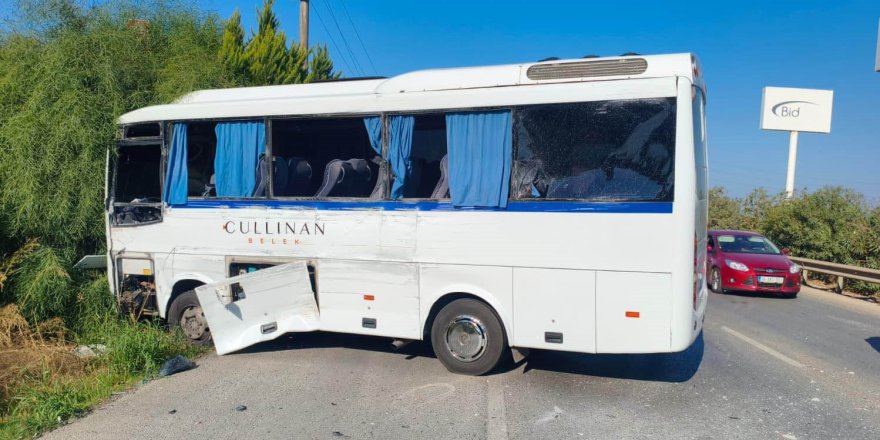 Antalya Serik’te tur otobüsü ve minibüs çarpıştı