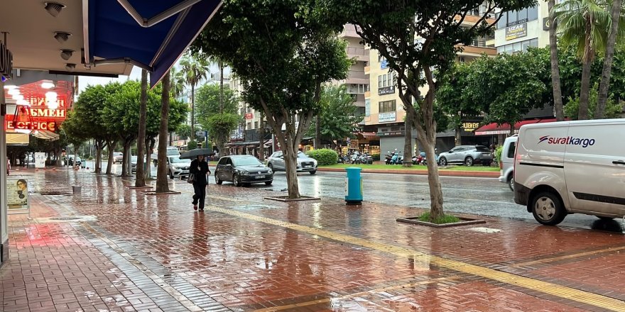 Alanya’da Sağanak Yağış Hayatı Zorlaştırdı