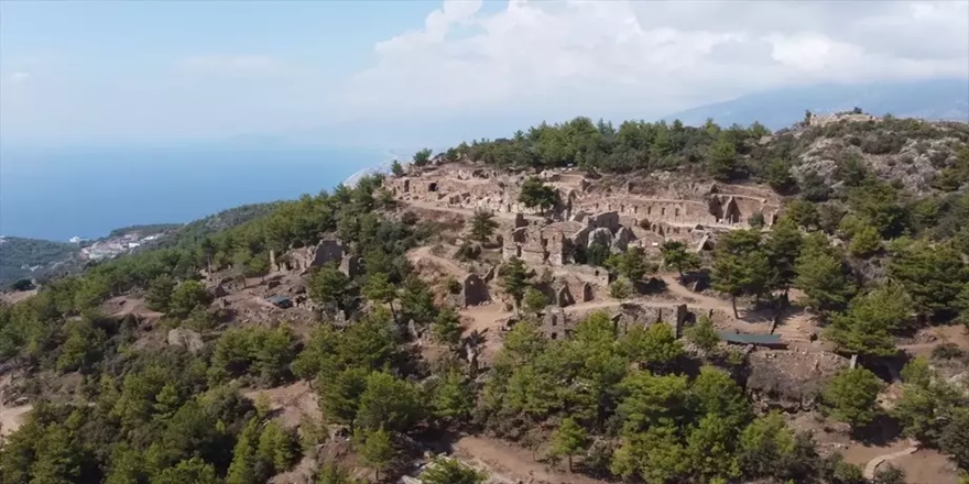 Syedra'da 2 Bin Yıllık Sütunlar Dikildi