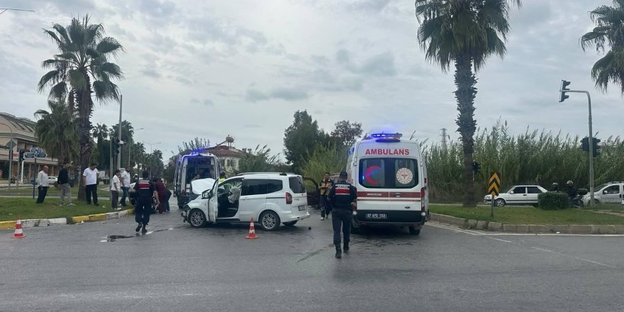 Manavgat'ta Otomobiller Çarpıştı: Kamp Kavşağında 3 Yaralı