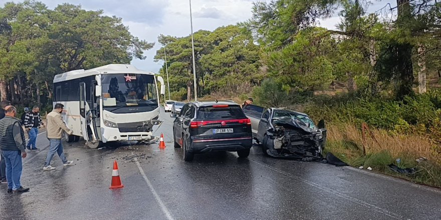 Antalya'da Kaza: Otomobil ile Servis Midibüsü Çarpıştı
