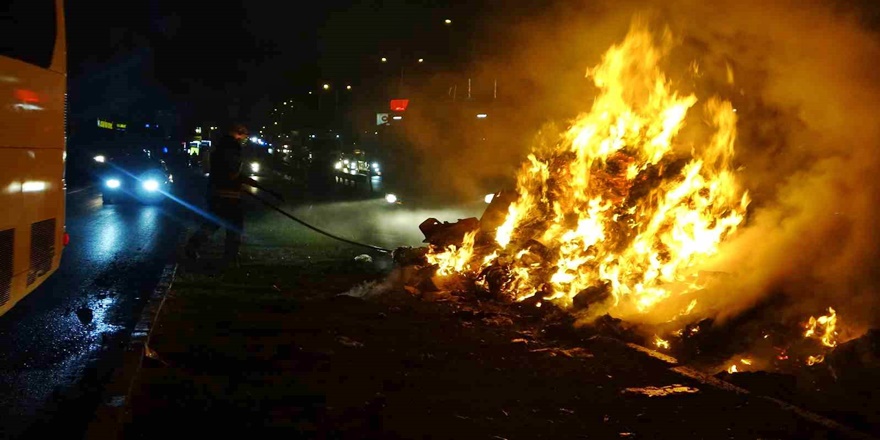 Antalya'da Geri Dönüşüm Kamyonunda Yangın