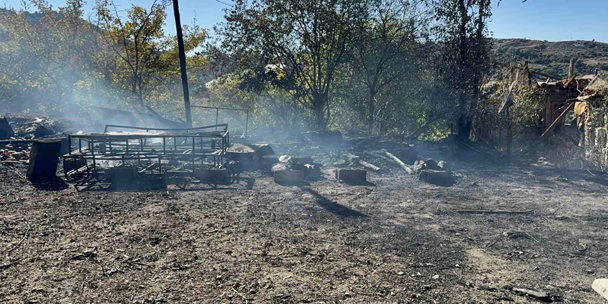 Gazipaşa'da Bahçedeki Baraka İkinci Kez Yandı