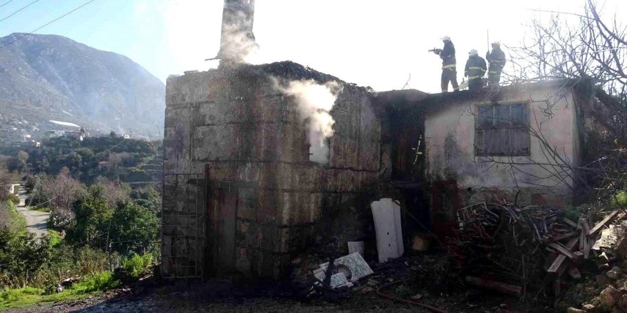 Alanya'da Korkutan Yangın: Çevre Binalara Sıçramadan Kontrol Altına Alındı!