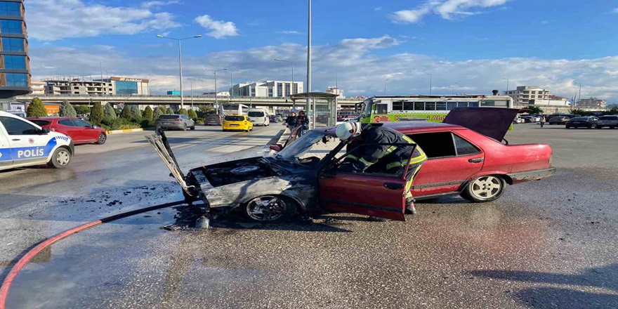 Serik'te Otoparktan Çıkan Otomobil Yandı