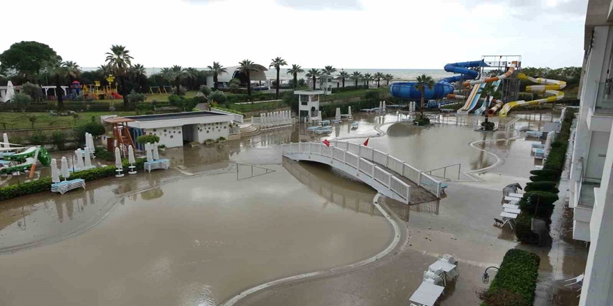 Manavgat'ta Otel Taşkınla Tahliye Edildi