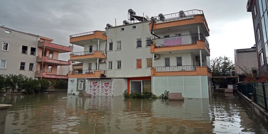 Serik’te Yağış Hayatı Felç Etti