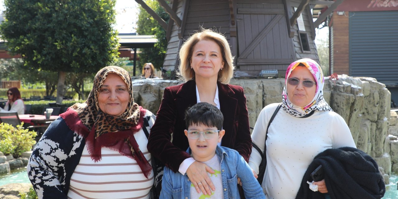 Antalya Valisi Hulusi Şahin’in Eşi Ebru Şahin ile Şehit Ailelerini ziyaret etti