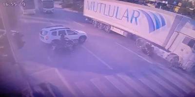 Kırmızı Işıkta Tıra Çarpan Motosiklet Sürücüsü Yaralandı