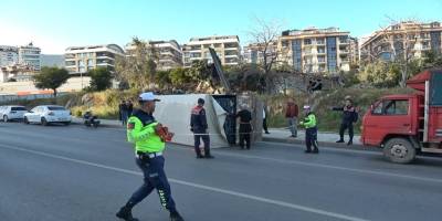 Alanya’da Muz Yüklü Kamyonet Devrildi: 1 Yaralı