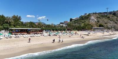 Alanya’da Güneşli Hava Plajları Doldurdu