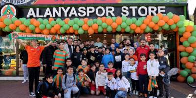 Efecan Karaca ve Joao Novais imza gününe katıldı