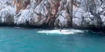 Alanya’da 30 metrelik kayalıklardan denize atlayış