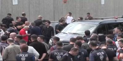 Gürsel Tekin CHP İl Binası Önünde Bekliyor