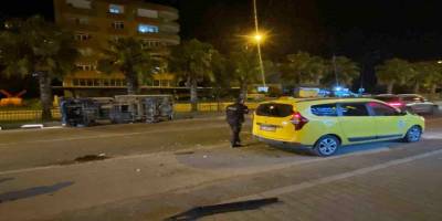 Serik’te D-400’de feci çarpışma: Taksi kaçtı, 2 yaralı