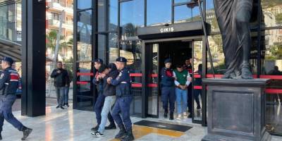 Alanya’da polisin üzerine motosiklet sürdüler, tutuklandılar