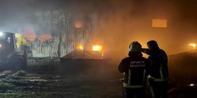 Alanya’da Geceyi Aydınlatan Depo Yangını Kontrol Altında