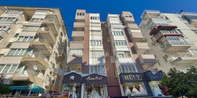 Antalya’da 7’nci kattaki yangın apartmanı sokağa döktü